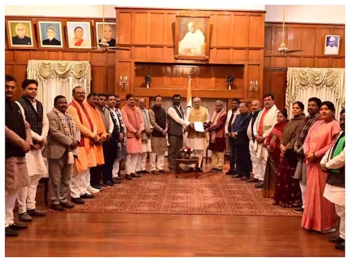 हेमंत सरकार के खिलाफ शिकायतों का पुलिंदा लेकर राजभवन पहुंची झारखंड भाजपा